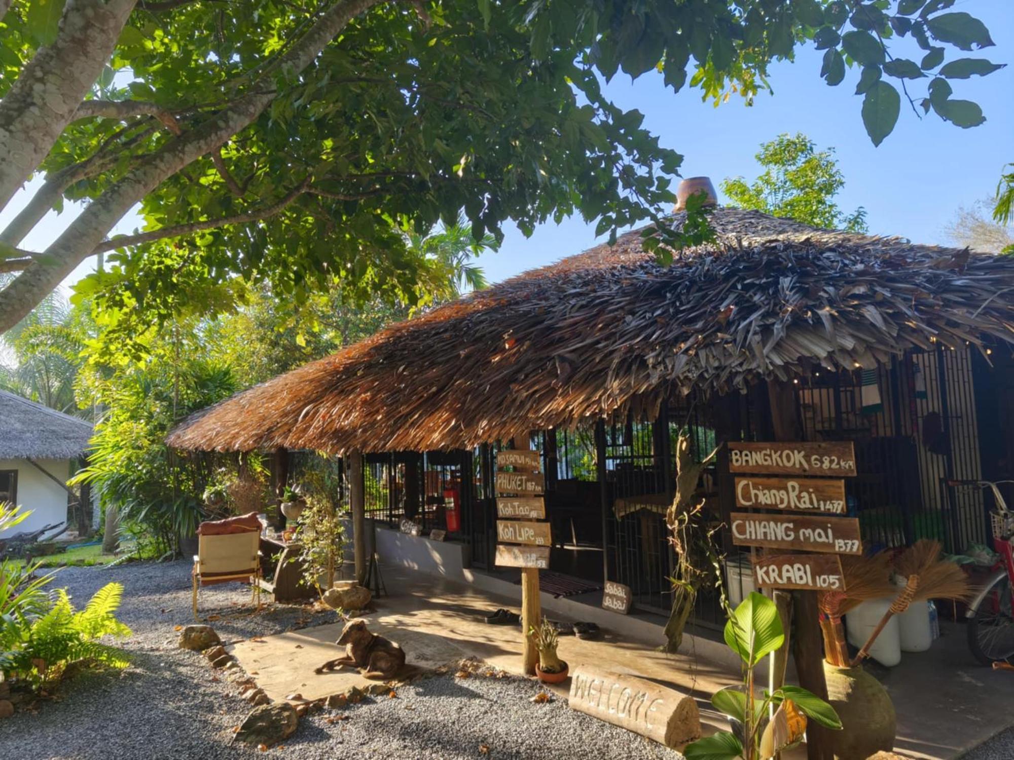 Baan Farang Homestay Phra Saeng Ban Nam Dam Exteriör bild